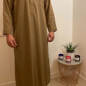 Ce Qamis Classic marron est le vêtement traditionnel des pays du golfe comme l'Arabie saoudite, le Qatar, le Koweit ou encore Dubai.