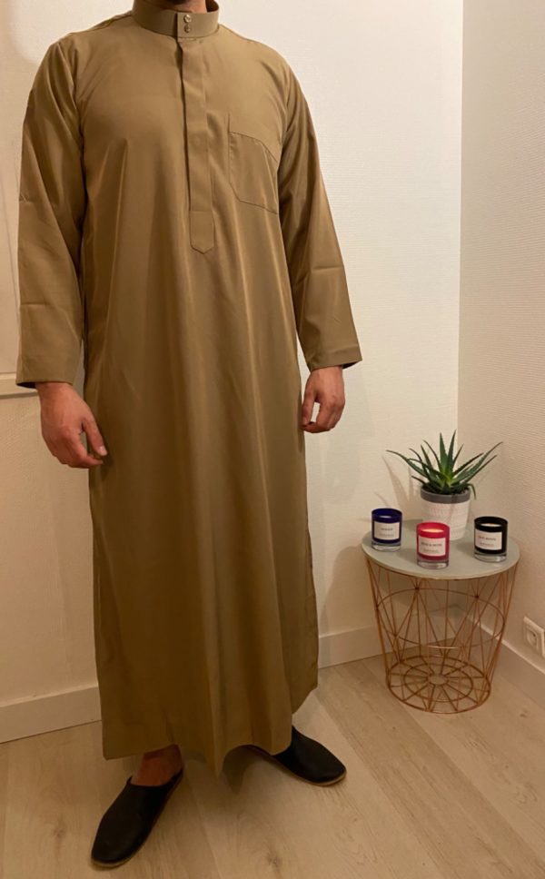 Ce Qamis Classic marron est le vêtement traditionnel des pays du golfe comme l'Arabie saoudite, le Qatar, le Koweit ou encore Dubai.