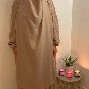 Jilbab 2 pièces avec jupe Tissu opaque , fluide , très léger.Elastique au poignet avec cordon de maintient pour que les manches tiennent