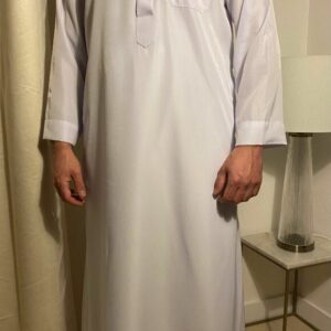 Qamis Classic Blanc – هواهينغ vêtement traditionnel des pays du golfe arabe comme l’Arabie saoudite ou encore les Emirats Arabes Unis.