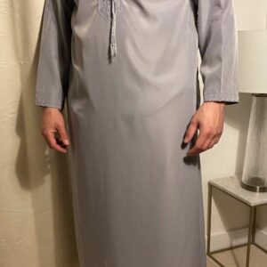 Qamis Emirati Gris Avec Cordon – هواهينغ ou Abaya homme, se décline en plusieurs modèles. Ce modèle trouve son origine aux Emirats Arabes