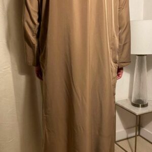 Qamis Emirati Marron Avec Cordon – هواهينغ Il s’agit de la tenue traditionnel des émiraties il est grandement apprécié sur le marché.
