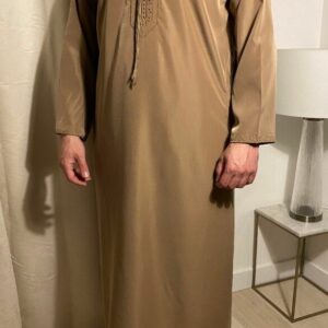Qamis Emirati Marron Avec Cordon – هواهينغ ou Abaya homme, se décline en plusieurs modèles. Ce modèle trouve son origine aux Emirats Arabes