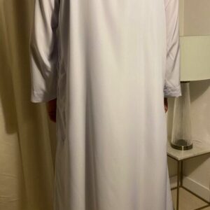 Qamis Classic Blanc – هواهينغ Ce qamis est le vêtement des pays du golfe l’Arabie saoudite le Qatar le Koweit ou les Emirats Arabes Unis