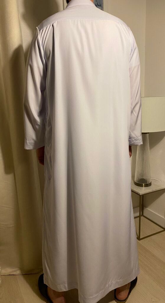 Qamis Classic Blanc – هواهينغ Ce qamis est le vêtement des pays du golfe l’Arabie saoudite le Qatar le Koweit ou les Emirats Arabes Unis