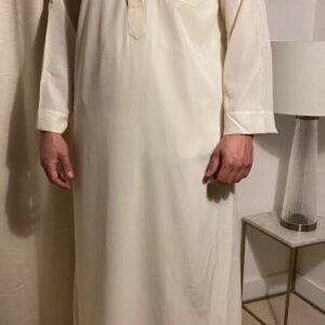 Qamis Classic Blanc cassé – هواهينغ vêtement traditionnel des pays du golfe arabe comme l’Arabie saoudite ou encore les Emirats Arabes Unis.
