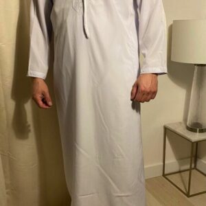 Qamis Emirati Blanc Avec Cordon – هواهينغ ou Abaya homme, se décline en plusieurs modèles. Ce modèle trouve son origine aux Emirats Arabes
