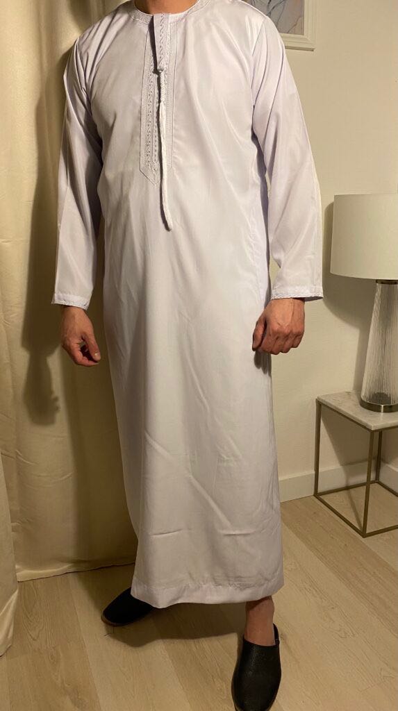 Qamis Emirati Blanc Avec Cordon – هواهينغ ou Abaya homme, se décline en plusieurs modèles. Ce modèle trouve son origine aux Emirats Arabes