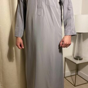 Qamis Classic Gris – هواهينغ vêtement traditionnel des pays du golfe arabe comme l’Arabie saoudite ou encore les Emirats Arabes Unis.