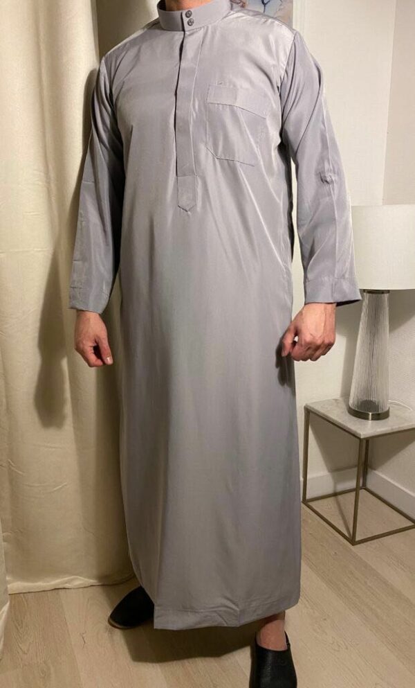 Qamis Classic Gris – هواهينغ vêtement traditionnel des pays du golfe arabe comme l’Arabie saoudite ou encore les Emirats Arabes Unis.