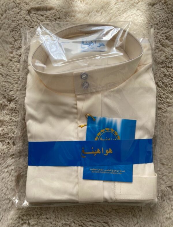 Qamis Classic Blanc cassé – هواهينغ vêtement traditionnel des pays du golfe arabe comme l’Arabie saoudite ou encore les Emirats Arabes Unis.