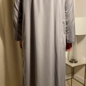Qamis Emirati Gris Avec Cordon – هواهينغ Il s’agit de la tenue traditionnel des émiraties Il est grandement apprécié sur le marché.