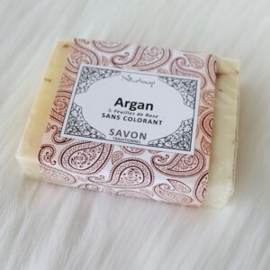 Savon Argan & feuilles de rose sans colorant fabriqué en France ce savon possède de nombreuse vertus pour votre peau et un parfum agréable