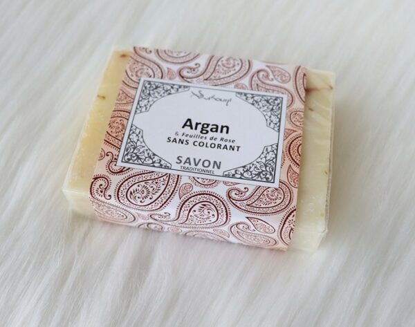 Savon Argan & feuilles de rose sans colorant fabriqué en France ce savon possède de nombreuse vertus pour votre peau et un parfum agréable