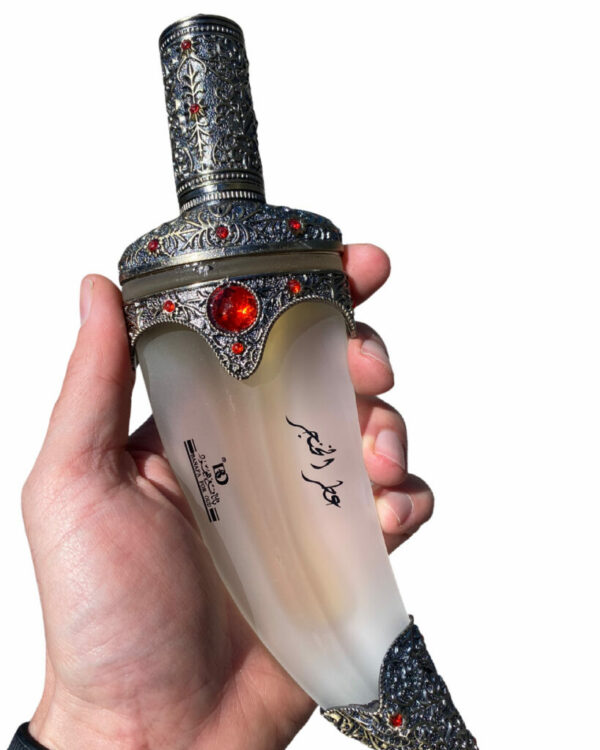 Parfum Al Khanjar 40ml est un  parfum de haute qualité de la marque Banafa for Oud avec une fragrance boisée absolument envoûtante
