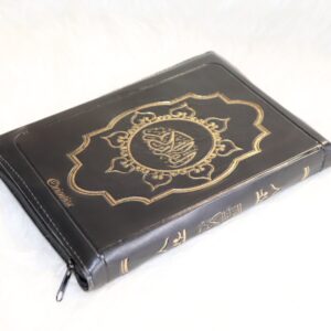 Le Coran Arabe avec fermeture Zip Grand format Noire transportable au format assez grand (14 x 20 cm) avec fermeture zip et couverture