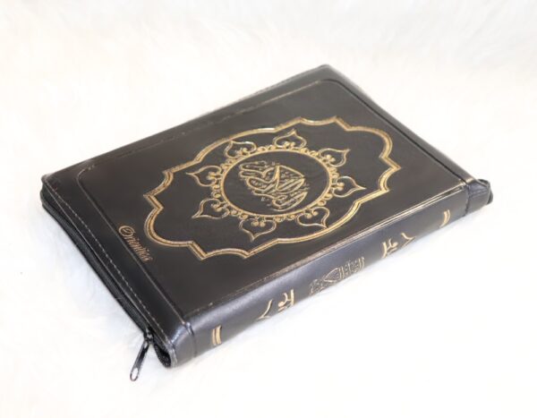 Le Coran Arabe avec fermeture Zip Grand format Noire transportable au format assez grand (14 x 20 cm) avec fermeture zip et couverture