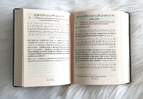 Riyâd As-Sâlihîn – Les Jardins des Vertueux de poche Noir Doré Ecrit par l’éminent Cheikh l’imam An-Nawawî, qui y a compilé des hadiths
