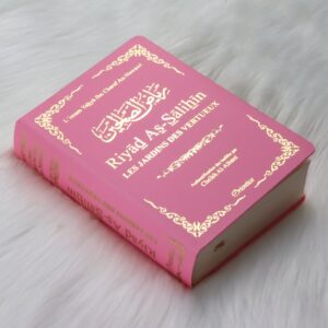 Riyâd As-Sâlihîn – Les Jardins des Vertueux de poche Rose Doré Ecrit par l’éminent Cheikh l’imam An-Nawawî, qui y a compilé des hadiths