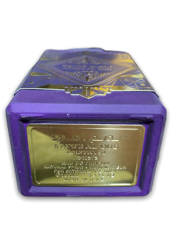 Eau de Parfum Badee Al Oud Améthyste de chez la maison de parfumerie située au émirats arabe unis Lattafa dans son écrin vitré haut de gamme.