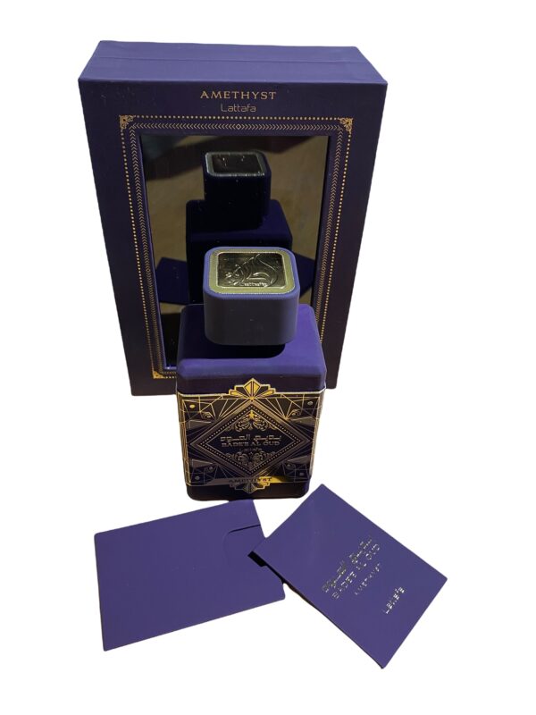 Eau de Parfum Badee Al Oud Améthyste de chez la maison de parfumerie située au émirats arabe unis Lattafa dans son écrin vitré haut de gamme.