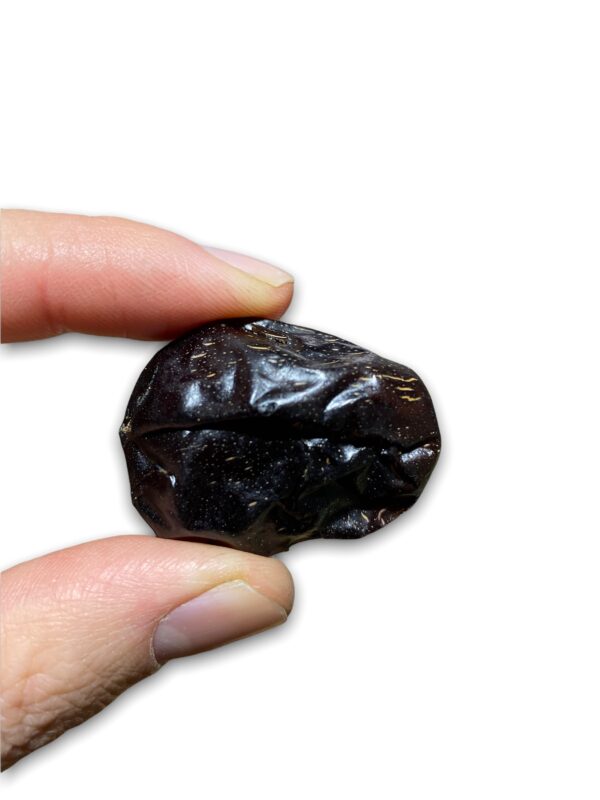 Datte Ajwa de Médine 450g en Arabie Saoudite elles sont facilement reconnaissables par leur forme arrondie et leur couleur presque noire