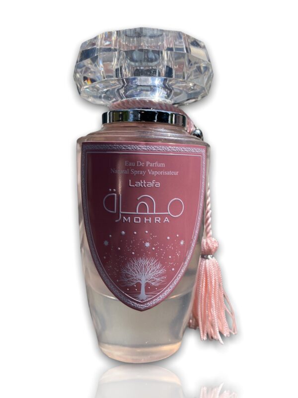 Eau de Parfum Mohra - Lattafa Notes de tête : fruitées Notes de coeur : Citron, notes florales Notes de fond : Jasmin, vanille et musc blanc