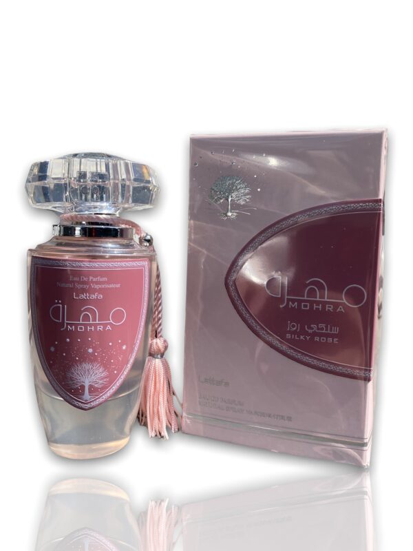 Eau de Parfum Mohra - Lattafa Notes de tête : fruitées Notes de coeur : Citron, notes florales Notes de fond : Jasmin, vanille et musc blanc