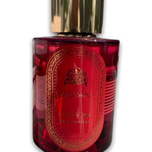 Eau de Parfum Oud Saffron laisse d’abord s’exprimer des notes sophistiquées de rose qui se mêlent parfaitement aux accords épicés du safran.