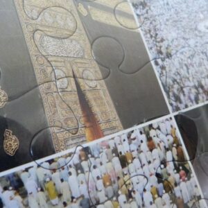 Grand Puzzle "La Mecque et Médine" (38 x 26 cm) sous forme de mosaïque de photos de La Mecque (partie gauche) et de Médine (partie droite).