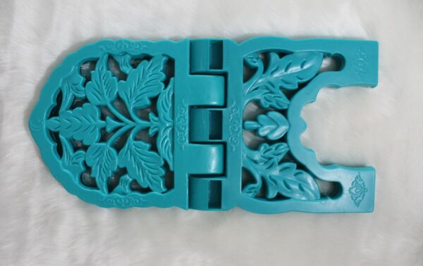 Porte Coran Plastique Turquoise (19x38cm) léger et lavable , avec motifs de fleurs et feuilles.Un objet à avoir chez soi ou à offrir en cadeau.