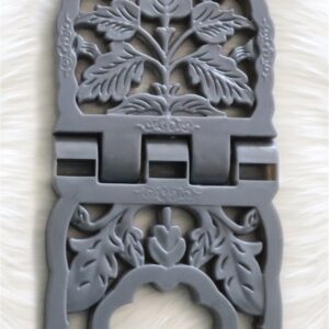 Porte Coran Plastique Gris (19x38cm) léger et lavable, avec motifs de fleurs et feuilles.Un objet à avoir chez soi ou à offrir en cadeau.