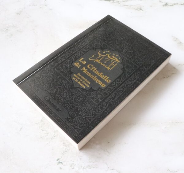La Citadelle du Musulman Gris (Hisnul Muslim) Ce petit livre est une compilation d'invocations (al-Du'â) issues du Coran et de la Sunna Prophétique.