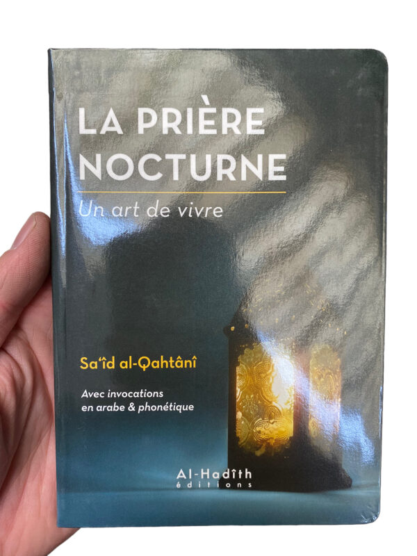 La prière nocturne - Un art de vivre est une adoration sublime qui permet au serviteur de se rapprocher de Dieu pour devenir l'un de Ses alliés bien-aimés.