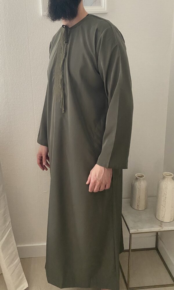 Qamis Emirati Kaki Avec Cordon – هواهينغ Ce modèle trouve son origine aux Emirats Arabes Unis comme son nom l’indique. La tenue traditionnel des émiraties