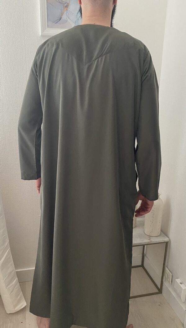 Qamis Emirati Kaki Avec Cordon – هواهينغ Ce modèle trouve son origine aux Emirats Arabes Unis comme son nom l’indique. La tenue traditionnel des émiraties