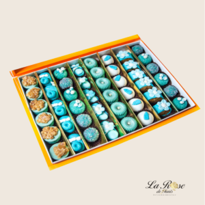 Coffret Baby Boy Un coffret de mignardises qui vient honorer et sublimer vos fêtes de naissance. A base d'Amande blanche, Noisette blanchie, Pistache...