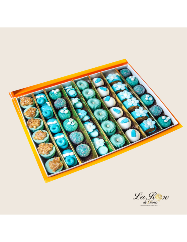 Coffret Baby Boy Un coffret de mignardises qui vient honorer et sublimer vos fêtes de naissance. A base d'Amande blanche, Noisette blanchie, Pistache...