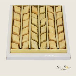 Coffret Baklawa Classique Le fameux Baklawa savoureux est un losange moulu couvert délicatement par un sirop de sucre parfumé.12 x Baklewa Amande12...