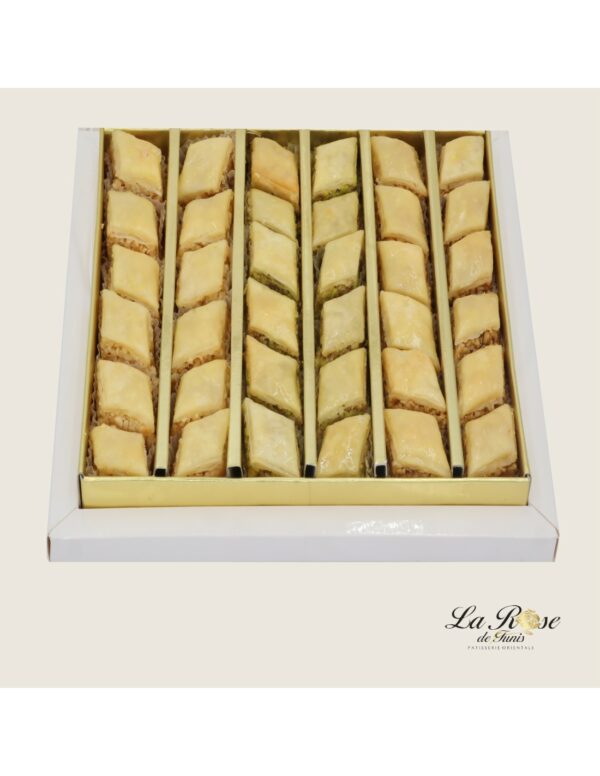 Coffret Baklawa Classique Le fameux Baklawa savoureux est un losange moulu couvert délicatement par un sirop de sucre parfumé.12 x Baklewa Amande12...