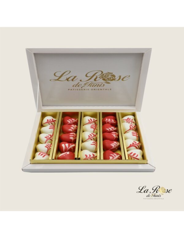 Coffret Mlabes Un coffret plein de tendresse et d’amour avec ces bouchées fondantes à l’amande. Régalez vous et faites plaisir autour de vous.