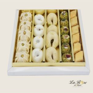 Coffret Nour Un classique de la pâtisserie tunisienne pour une pause familiale ou d'amitié gourmande.5 x Sorra Amande 4 x Kaak Mlabes 4 x Fer à Cheval...