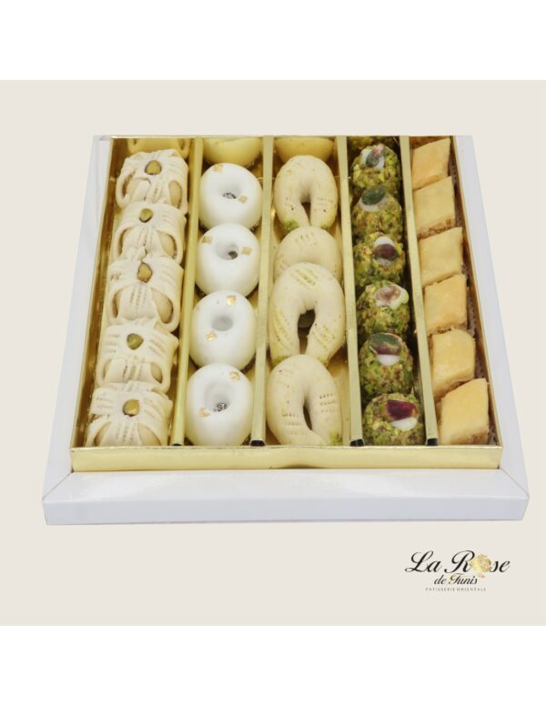 Coffret Nour Un classique de la pâtisserie tunisienne pour une pause familiale ou d'amitié gourmande.5 x Sorra Amande 4 x Kaak Mlabes 4 x Fer à Cheval...