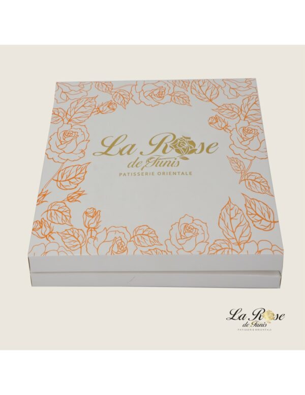 Coffret Sherazade Un savoureux coffret de pâtisseries tunisiennes pour une pause familiale ou d'amitié gourmande. 5 x Mlabes 6 x Mille et une nuit...