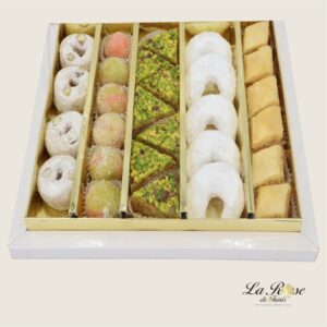 Mini Bouquet Oriental Un voyage authentique plein de saveur pour tous les gourmands de la pâtisserie orientale.6 x Baklewa5 x Corne de gazelle tunisienne
