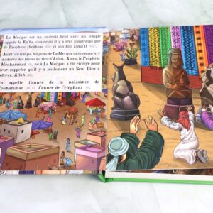 Livre avec pages cartonnées et couverture rembourrée pour les petits à partir de 3 ans.